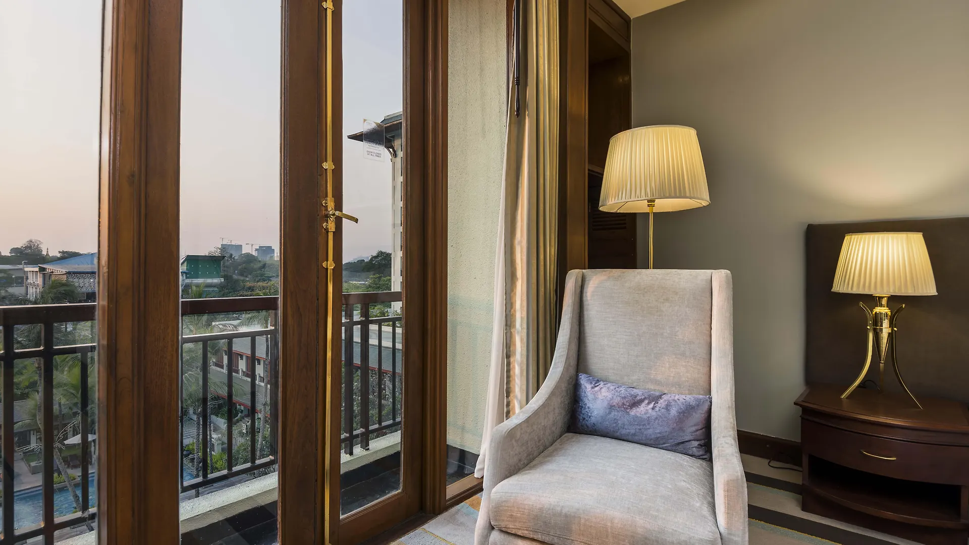 Chatrium Hotel Royal Lake Rangoon