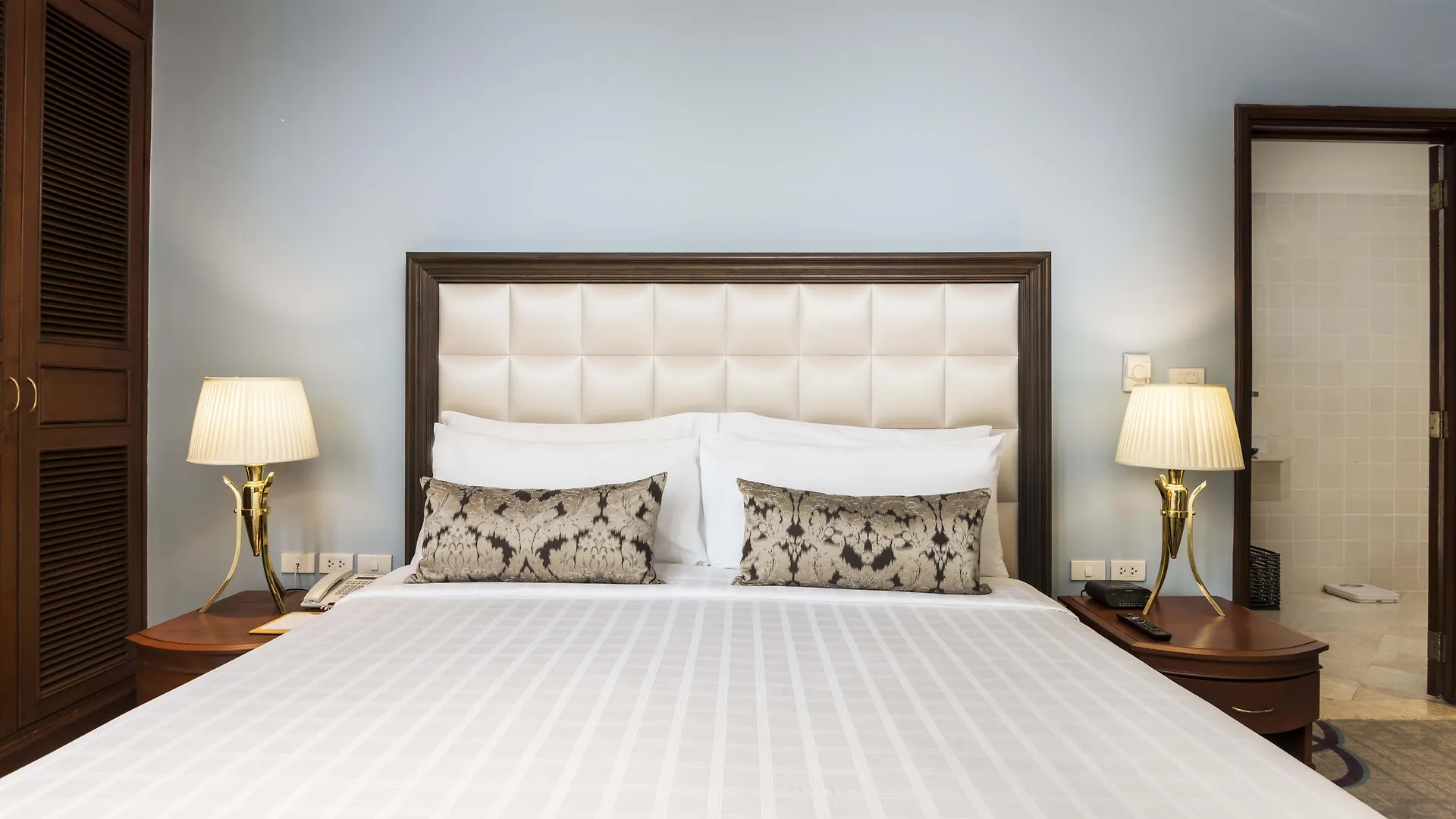 Chatrium Hotel Royal Lake Yangon