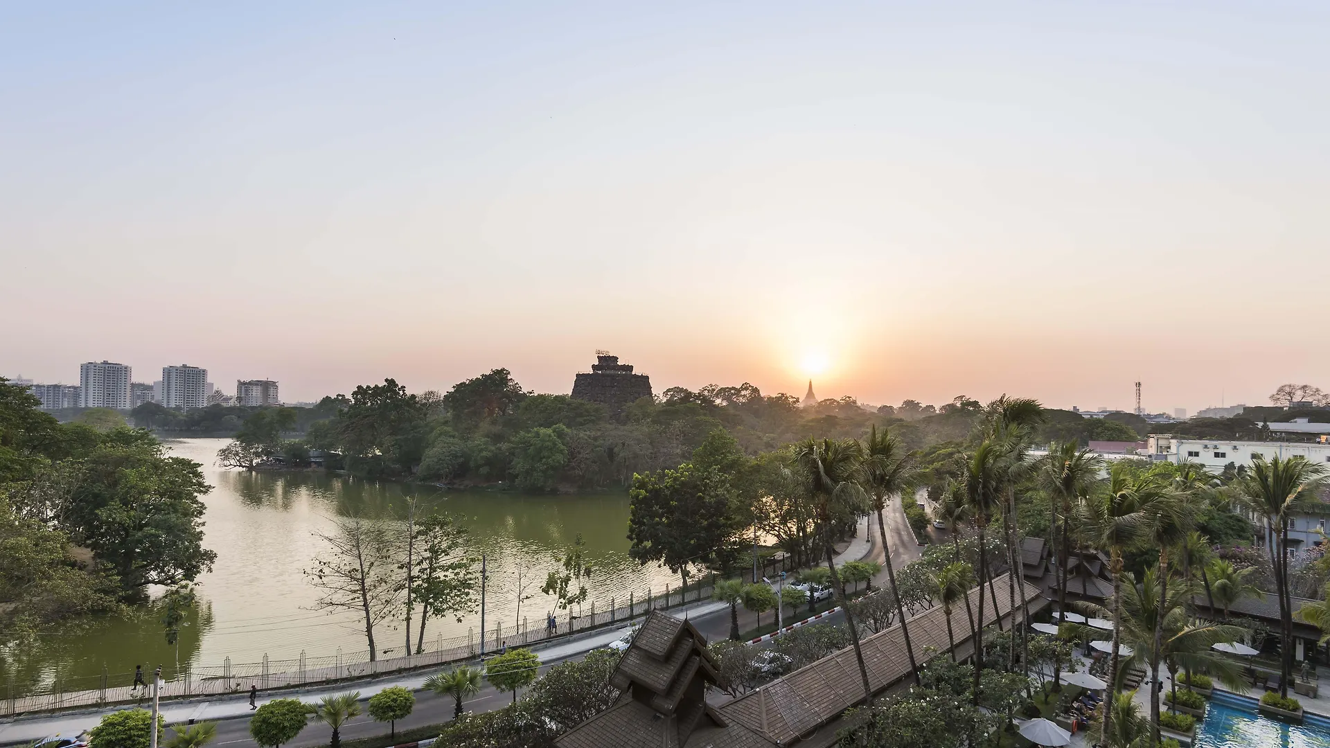 Chatrium Hotel Royal Lake Yangon